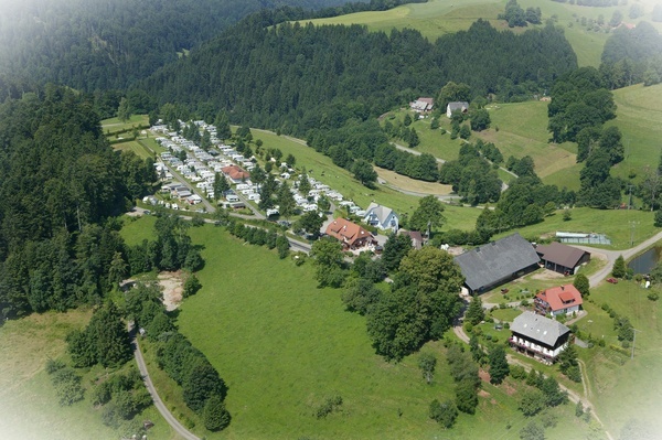 Luftbild ber den Hof und Campingplatz Steingrubenhof